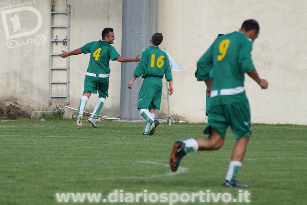 Saba festeggia la rete del definitivo 4 a 1